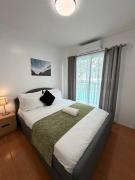 Modern lounge 2BR Pool & Netflix Near airport