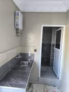 room in a penthouse with its own bathroom غرفة في السطح مع حمام خاص