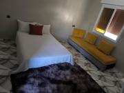 room in a penthouse with its own bathroom غرفة في السطح مع حمام خاص