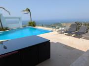 Exclusive luxury villa private pool avec trois chambres deux salons and garden vu sur mer mnar