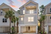Hang Ten House- 2.5 Blocks to Beach- Pet Friendly