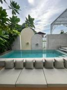 Top Ban Khlong Lat Bua Khao