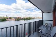 Apartly- Riverview Suite with Balcony & Parking