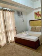 Cozy Condo with Sea View Peek