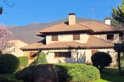 Magnífico Chalet y gran jardín frente a la sierra.