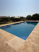 Oliveraie privée, piscine face à lAtlas