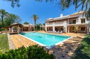 Luxury Villa with Pool in Monte Funchal