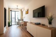Hills Titanium - Sunny Studio with City Views