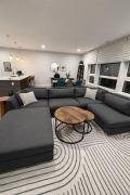 The Suite Spot Eclectic • Modern • Sleeps 6