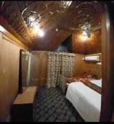 T luxury Heritage houseboat