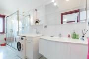 Top Floor Apartment - Balcony Views - King Bed - AC