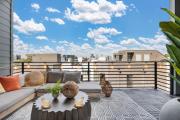 Neon balcony house - sleeps 12 near Broadway