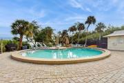 Charming condo with access to shared outdoor pool wifi & private balcony