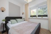 Modern Apartment Near Downtown by Noclegi Renters