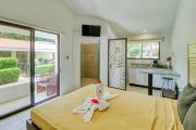 Studio w Resort-Style Pool, Walk to Beach!