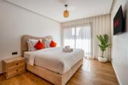 Modern Central Apartment, Private Balcony & Secure Garage