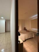 Habitación privada con cocina y baño compartido