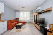 Modern 1BR with Balcony Steps from the University by Flаt Mаnаgеr