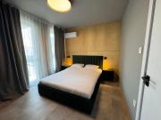 Modern 1BR Apartment, Spacious Balcony, Fast WiFi & Free Parking
