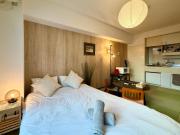 ZenAbode穏 Calming room with warmth of wood
