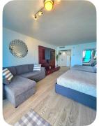 BEACHFRONT STUDIO wITH KITCHENETTE