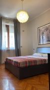 Large apartment for 8 in front of the central station