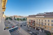 Spacious 4BR Designer Art Flat Near Metro & Opera