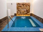 2BR-3BA Condo Block from Beach w Rooftop Jacuzzi