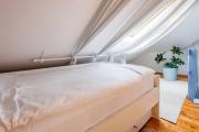 Airy skylight apt, 5 min to Republic Square