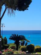Sea view apartment with garden