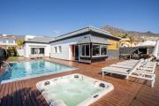 Villa Diana- Jacuzzi, Heated Pool & BBQ