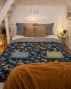 Trendy 2 Room Flat near Corvin Mall with Garage