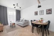 Spacious Apartment for 4 Guests with a Balcony in the Center of Łódź by Noclegi Renters