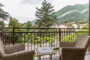 Comfortable apartment just a short walk from the lake!