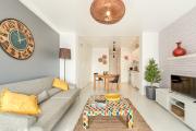 Enjoy Lisbon Graça with a Balcony Overlooking the River