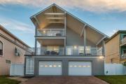 500ft to Beach with Ocean Views, Hot Tub & Bikes 500ft to Beach with Ocean Views, Hot Tub & Bikes