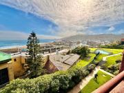 Renaca on foot with ocean view
