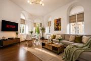Historic 2BR Apartment with Balcony near Old Town