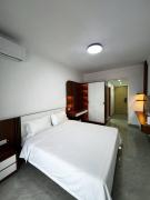Riverside Hotel and Apartment