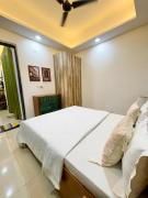Iraaya Stays - Premium 2BHK - Close to Premanand Maharaj ji Route