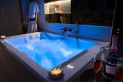 MARÉ PRIVÉ - Luxury Jacuzzi Suite, Carvajal Beach, Fuengirola By AlohaMálaga