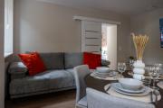 Golden Leaf Apartment by fengshui4u, w centrum, dwa poziomy, dwie sypialnie, wanna przy łóżku, klimatyzacja, bezpłatny parking