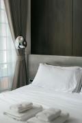 Top Khlong San