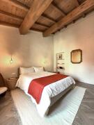 Casa Laurus - Elegant Tuscan Apartment with Balcony & Hillside Views