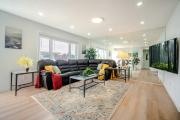Bright Modern Home - Central NW Calgary