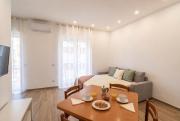Elegant & Quiet Chic Home - Near Station, Balcony