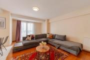 Spacious One-Bedroom Central Apartment - Elevator