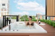 Modern Organic 3BR near Ekkamai with Jacuzzi Cityview