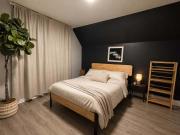2 Story Home for Families-Sleeps 12 pax- 5 min Downtown