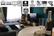 S8 Luxury OldTown Apt - Parking, Foodstore, Crib, BabyChair, PC Screen, UnlimMusic